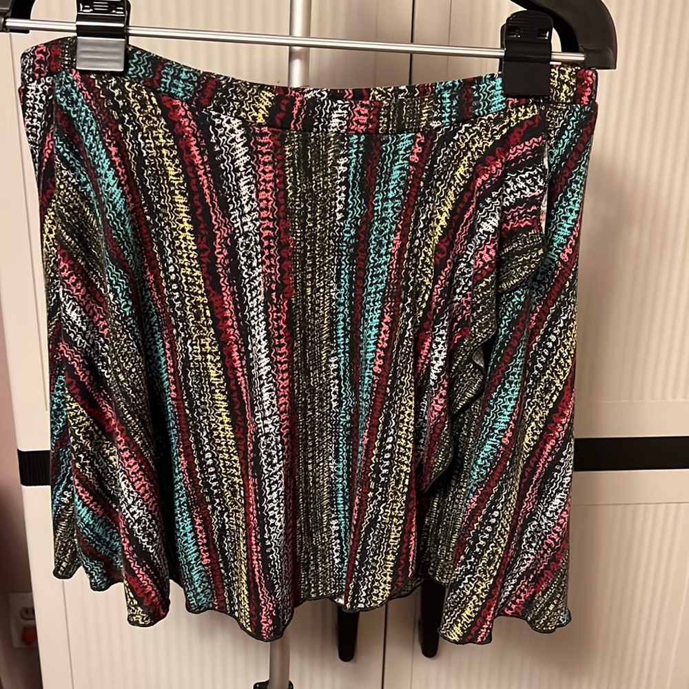 Ladies size large multi-color pull-on skirt.